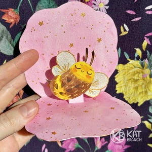 Cartolina d'auguri esclusiva 3D fatta a mano in carta acquerello con ape carina per il compleanno. Popup Card, Buon Compleanno