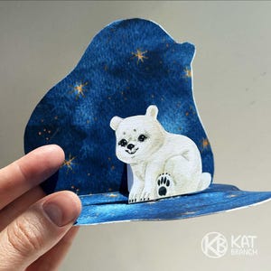 Postal de felicitación desplegable DIY con un adorable oso en una mamá oso blanca. Miniatura, diorama o tarjeta de cumpleaños.