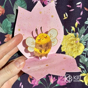 Cartolina d'auguri esclusiva 3D fatta a mano in carta acquerello con ape carina per il compleanno. Popup Card, Buon Compleanno