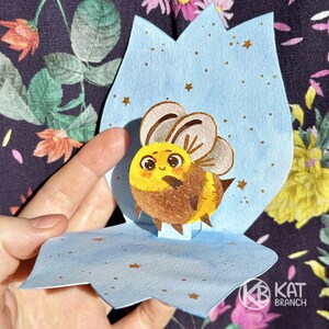 Carte postale 3D exclusive à l'aquarelle en papier de voeux fait main avec une jolie abeille pour un anniversaire. Carte popup, joyeux anniversaire