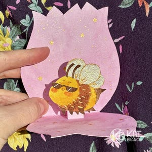 Carte postale 3D exclusive à l'aquarelle en papier de voeux fait main avec une jolie abeille pour un anniversaire. Carte popup, joyeux anniversaire