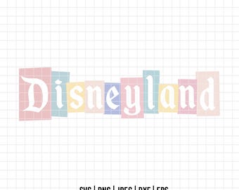 Op de afbeelding: Een digitaal grafisch ontwerp van het woord "Disneyland" in witte letters met een pastelkleurige kleurblok achtergrond. De letters zijn in een gotische lettertype stijl.