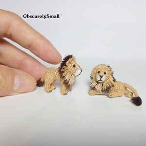 Pu&ograve; includere: Due piccole figurine di leone all'uncinetto. Un leone &egrave; in piedi e l'altro &egrave; sdraiato. Entrambi i leoni hanno criniere marroni e sono realizzati con filato beige.