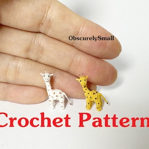 Könnte beinhalten: Zwei Miniatur-Häkelgiraffen, eine weiß mit braunen Flecken und die andere gelb mit braunen Flecken, werden in einer Hand gehalten. Der Text "Crochet Pattern" wird rot unter den Giraffen angezeigt. Die Giraffen sind klein, handgefertigt und detailliert.
