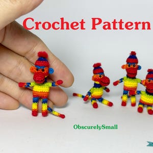 Może przedstawiać: Kolekcja kolorowych, szydełkowych figurek małp. Każda małpa ma czerwoną twarz, pasiastą czapkę i tęczowy tułów. Tekst "Crochet Pattern" jest w kolorze czerwonym, a "ObscurelySmall" w kolorze zielonym.