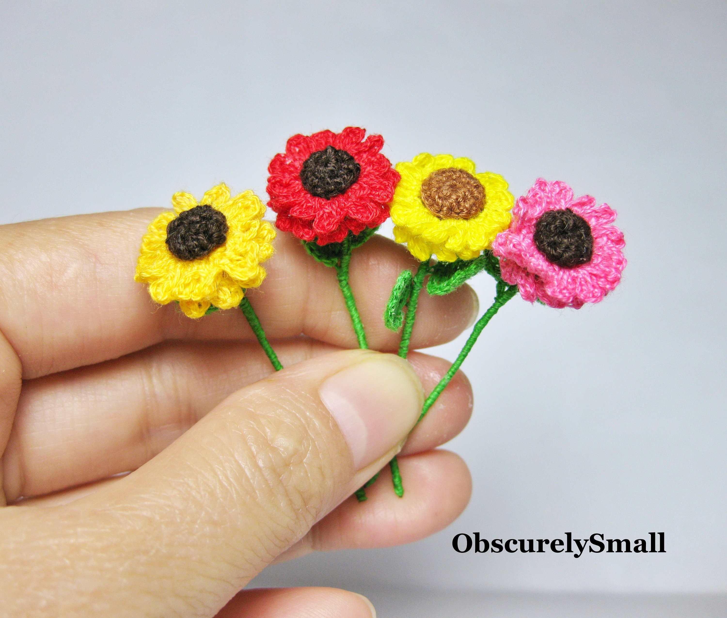 小さなかぎ針編みのひまわり：ミニチュア編みぐるみの花（1.5インチ