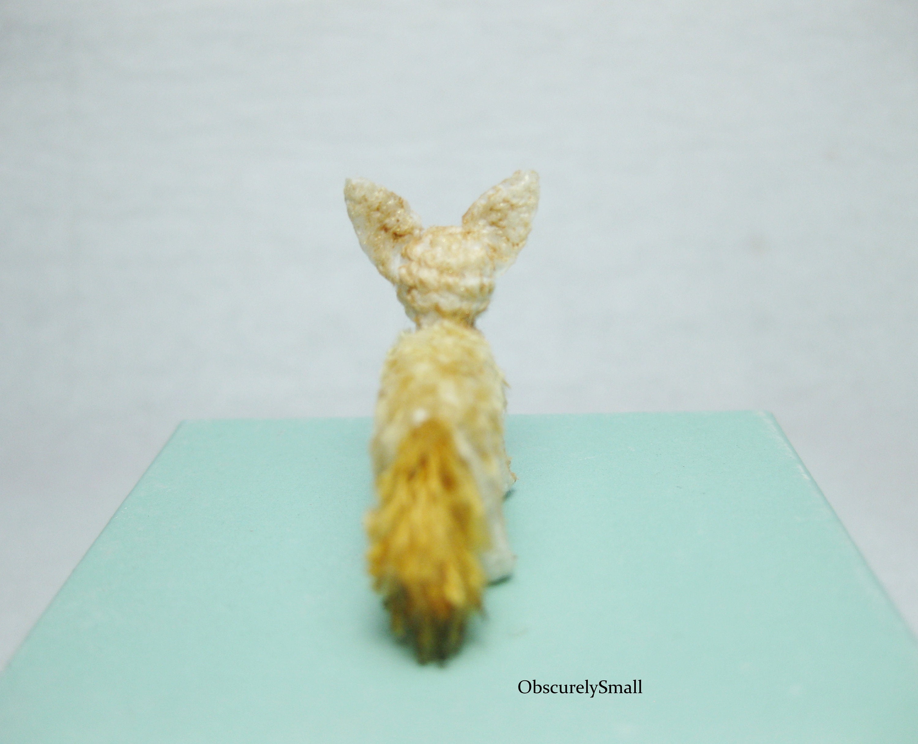 ミニチュアかぎ針編みのフェネックギツネ - あみぐるみキツネ