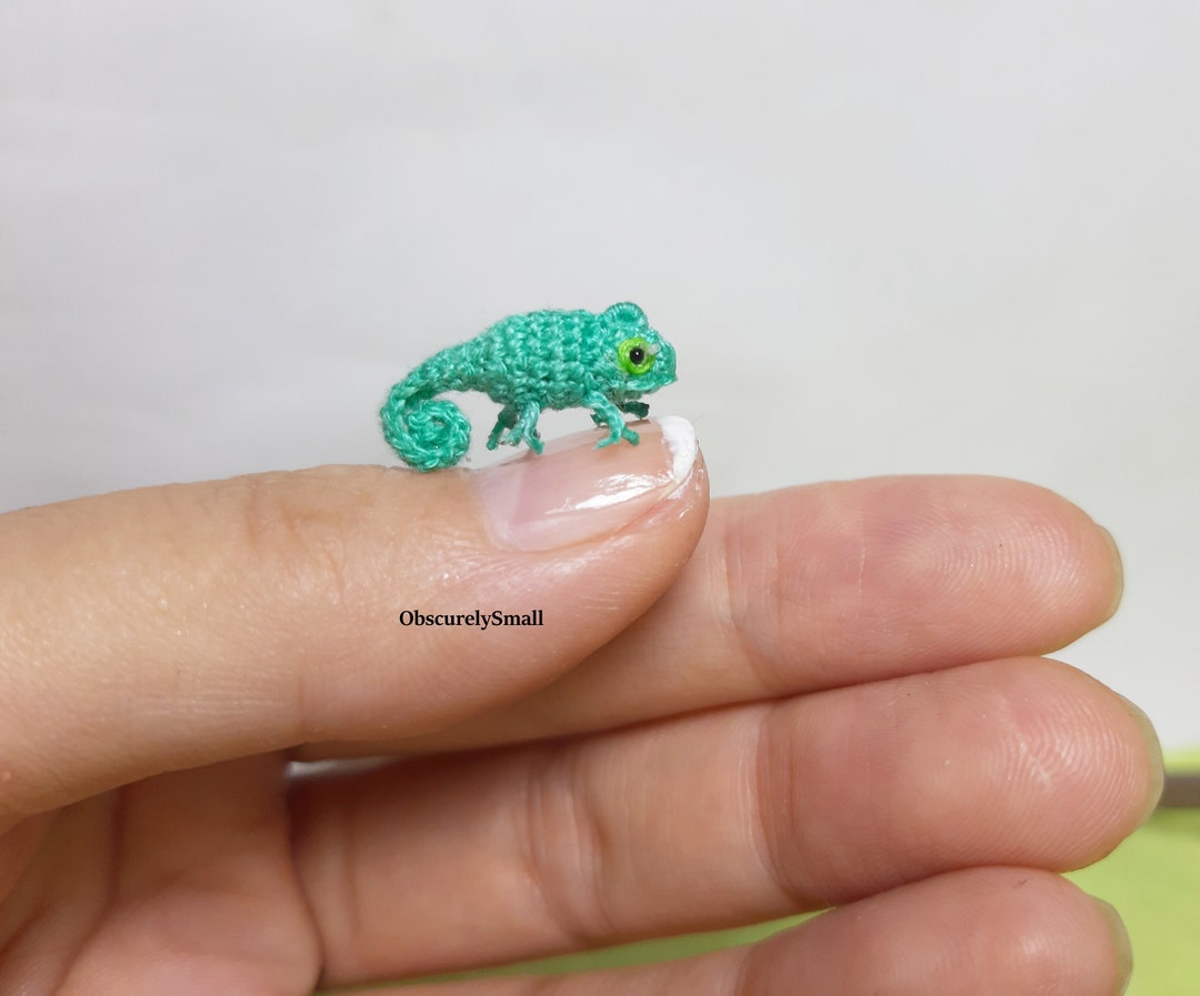 あみぐるみ カメレオン セット 青い色のあみぐるみカメレオン、かぎ針編みのトカゲ、カメレオン