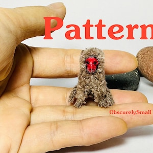 Może przedstawiać: Przedstawiono małą pluszową małpkę z czerwoną twarzą i brązowym futrem. Słowo "Pattern" jest napisane na czerwono nad małpką. Tekst "ObscurelySmall" jest napisany poniżej.