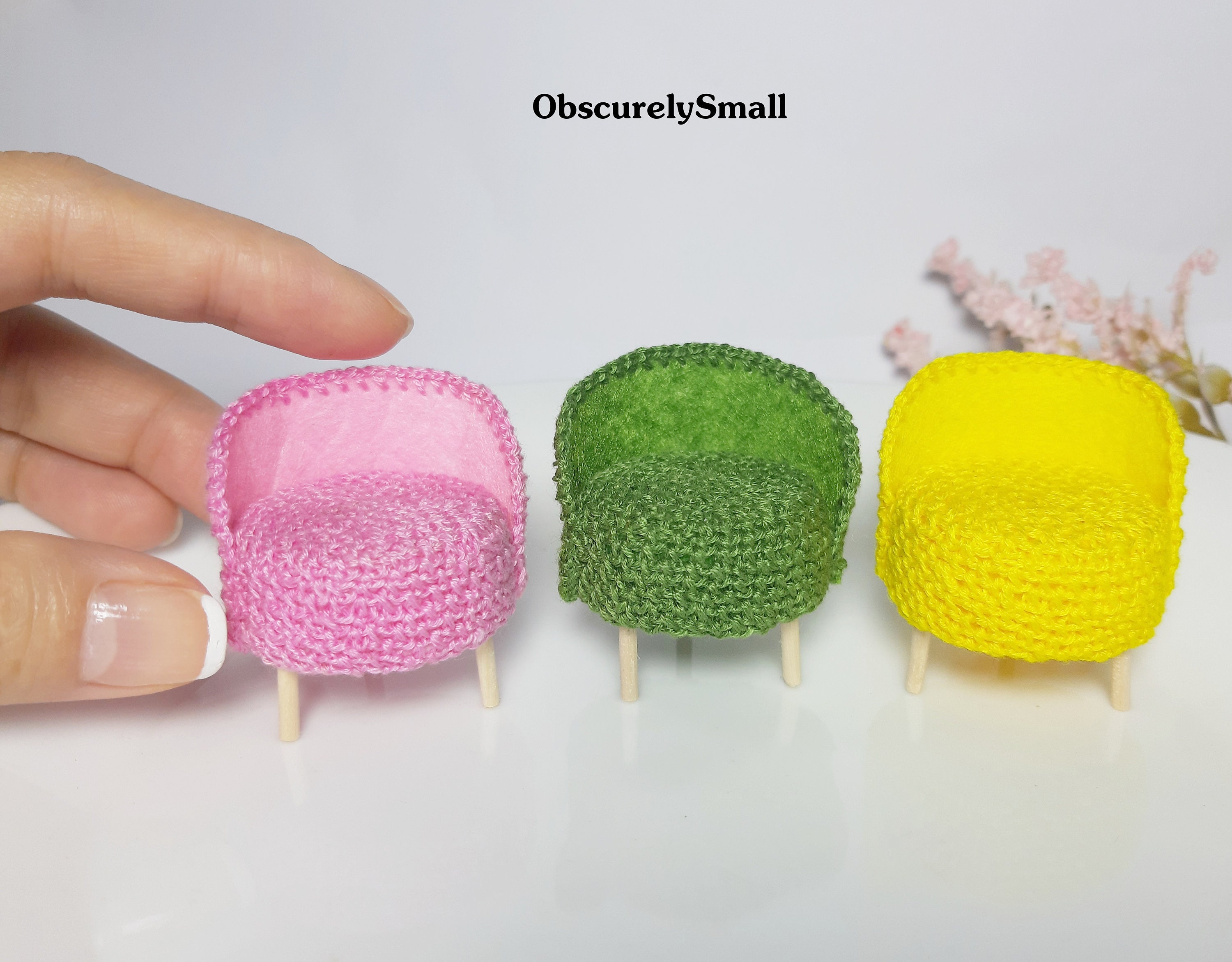 ミニかぎ針編みドールチェア：あみぐるみアームチェア、ドールハウス