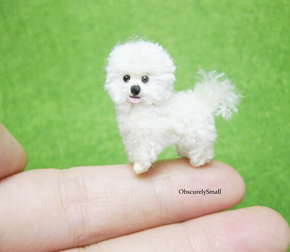 小さなかぎ針編みのビションフリーゼ犬 - あみぐるみ犬