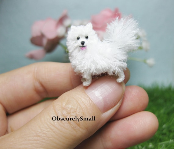 小さなかぎ針編みの白いポメラニアン - 編みぐるみ犬 - オーダーメイド