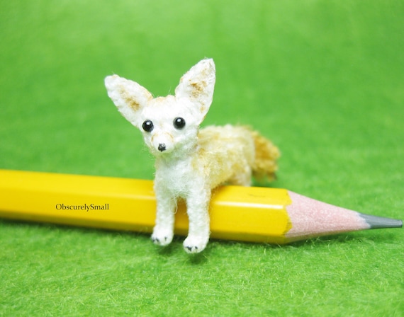 ミニチュアかぎ針編みのフェネックギツネ - あみぐるみキツネ