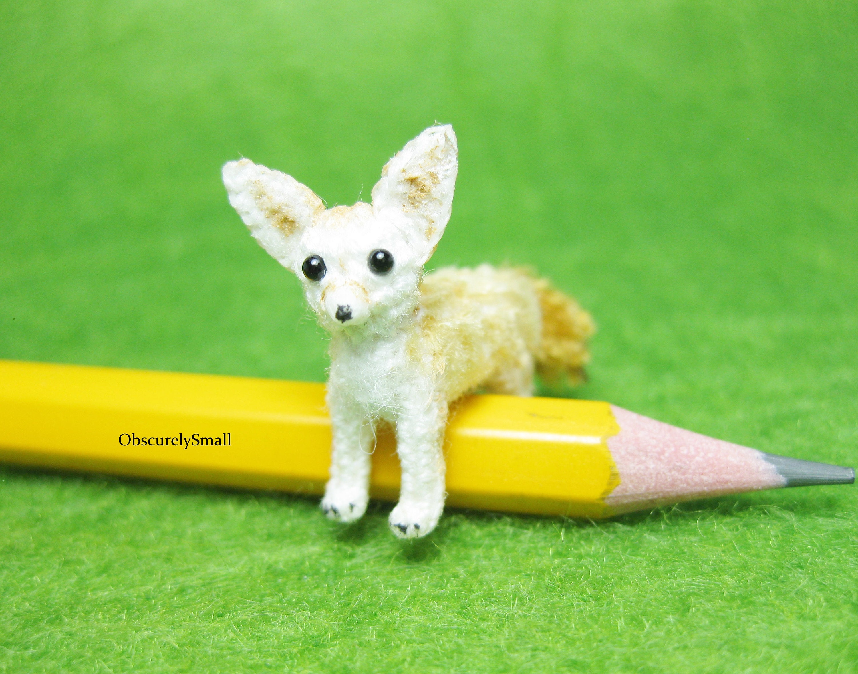 ミニチュアかぎ針編みのフェネックギツネ - あみぐるみキツネ
