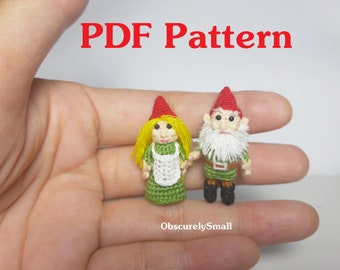 Puede incluir: Patrón PDF para tejer un par de gnomos en miniatura. La gnomo hembra lleva un vestido verde con un delantal blanco y una peluca amarilla. El gnomo macho lleva un traje verde con una barba blanca y un sombrero rojo.