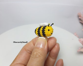 手作りかぎ針編みのハチのチャーム：ミニぬいぐるみキーホルダー