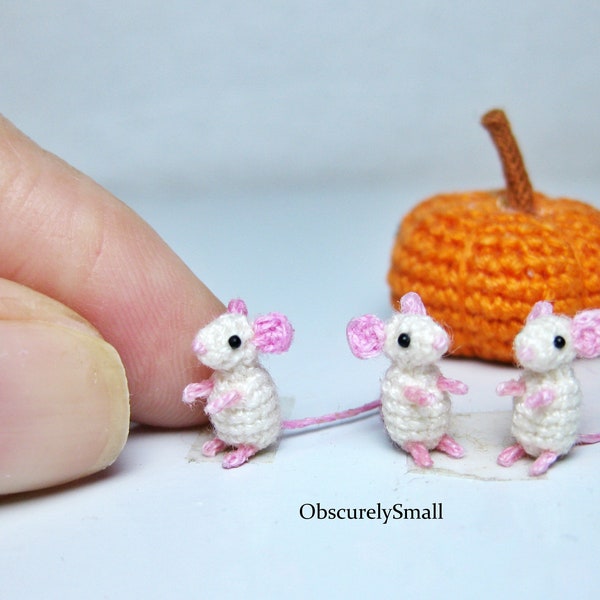 Tiny crochet mouse - Amigurumi mouse - Made to Order