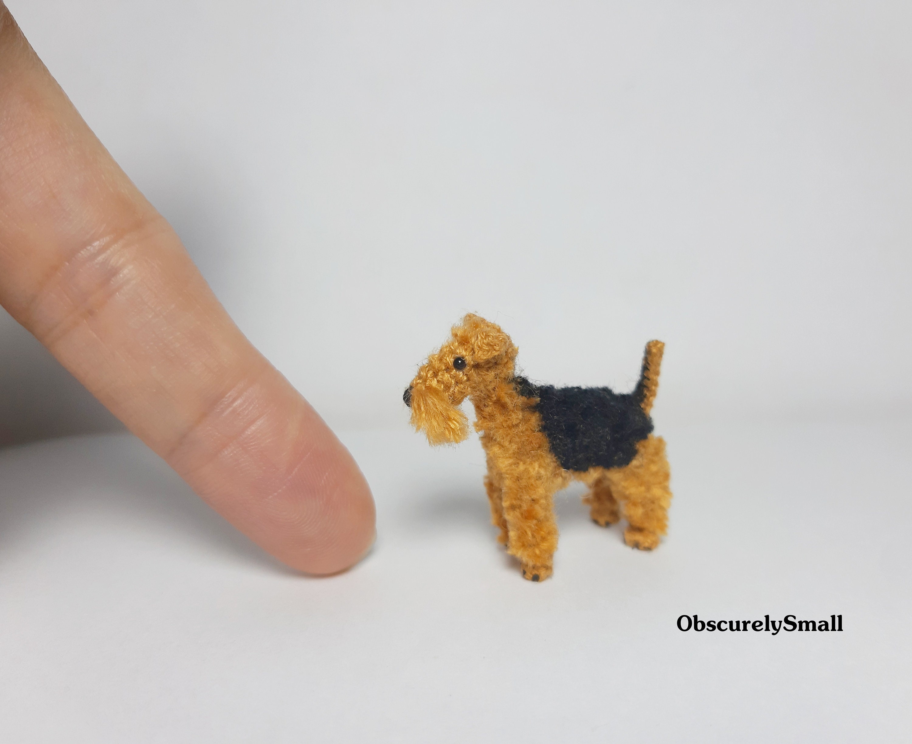 ミニチュアクロシェエアデールテリア：小さなぬいぐるみ犬