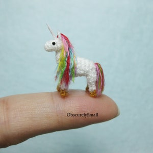 Miniature au crochet arc-en-ciel - Licorne Amigurumi - réalisé sur commande