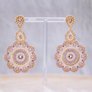 Pendientes de perlas hechos a mano en delicado púrpura, oro, crema, pendientes únicos y elegantes, pendientes de declaración, pendientes boho, puntada de ladrillo imagen 1