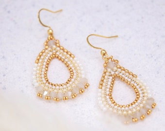 Pendientes de perlas hechos a mano en crema, oro, beige, pendientes únicos y elegantes, pendientes de declaración, pendientes boho, brickstitch, pendientes de verano