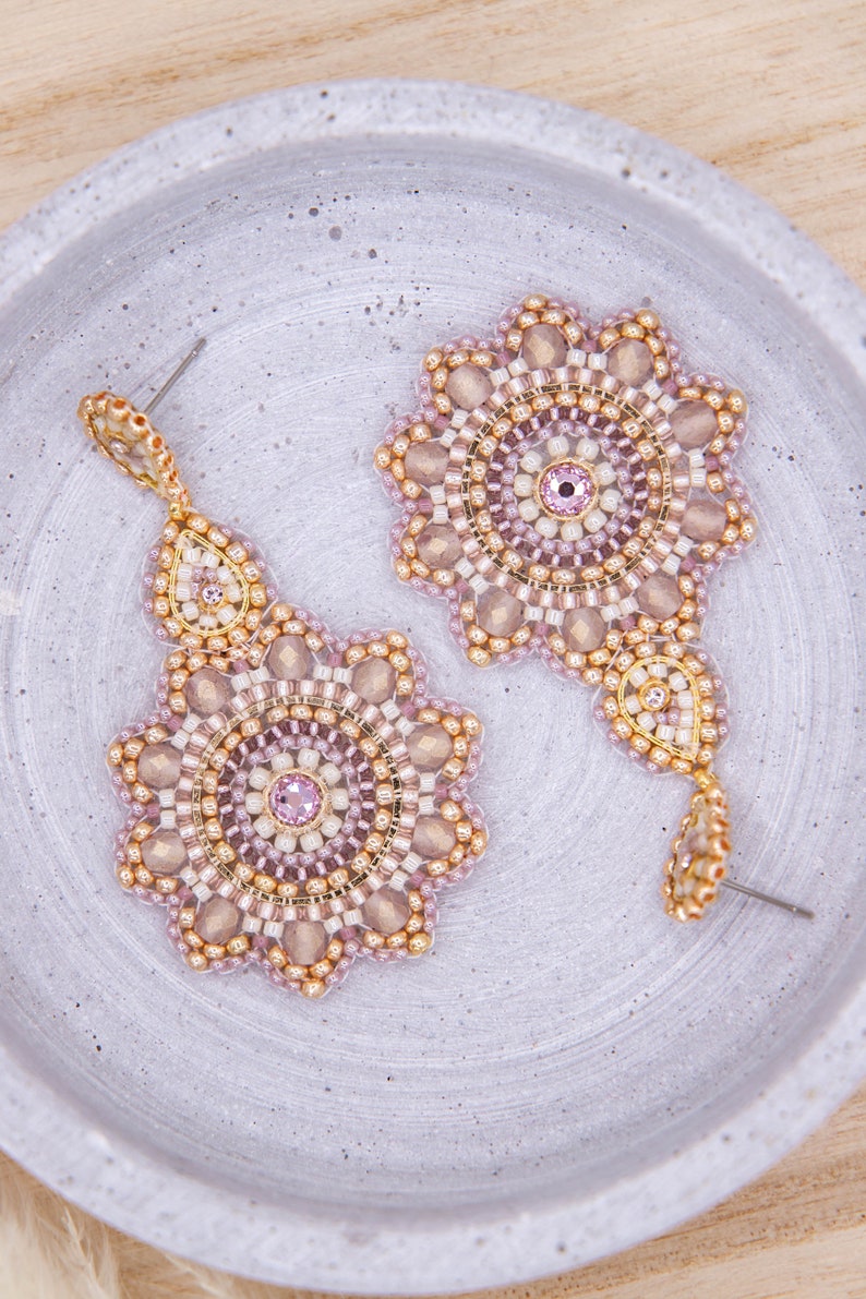 Pendientes de perlas hechos a mano en delicado púrpura, oro, crema, pendientes únicos y elegantes, pendientes de declaración, pendientes boho, puntada de ladrillo imagen 7