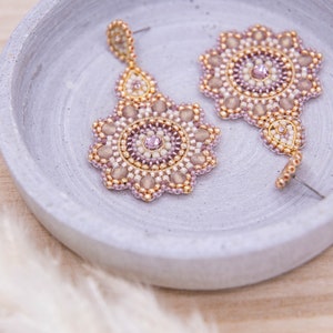 Pendientes de perlas hechos a mano en delicado púrpura, oro, crema, pendientes únicos y elegantes, pendientes de declaración, pendientes boho, puntada de ladrillo imagen 6