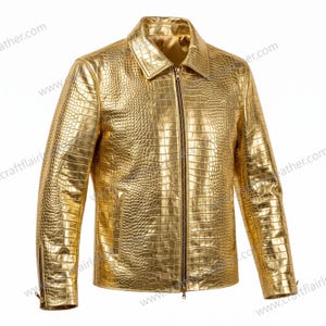 Könnte beinhalten: Eine metallisch goldene Jacke mit texturiertem Krokodilledermuster, klassischem Kragen, durchgehendem Frontreißverschluss und Reißverschlüssen an den Ärmelbündchen. Das Kleidungsstück hat ein glattes Innenfutter und zwei vertikale Seitentaschen.