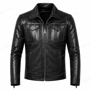 Könnte beinhalten: Eine schwarze Jacke aus einer Kombination von glattem Leder und strukturierten Einsätzen mit Schlangenledermuster. Das Kleidungsstück verfügt über einen spitzen Kragen, einen durchgehenden Frontreißverschluss, zwei Brusttaschen mit Klappen und zwei vertikale Seitentaschen mit Reißverschlüssen.