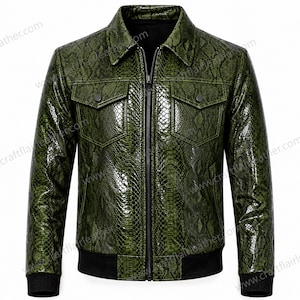 Può includere: Una giacca a maniche lunghe con un motivo a pelle di serpente verde oliva lucido, colletto a punta, cerniera centrale nera, due tasche sul petto con patta abbottonata e polsini e orlo in maglia a coste nera. Testo visibile: craftflairleather.com.