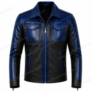 Könnte beinhalten: Eine Jacke mit einer Kombination aus glatten schwarzen Einsätzen und leuchtend blauen Einsätzen in Schlangenlederoptik. Sie verfügt über einen spitzen Kragen, einen silberfarbenen Reißverschluss, zwei Brusttaschen und zwei Seitentaschen.