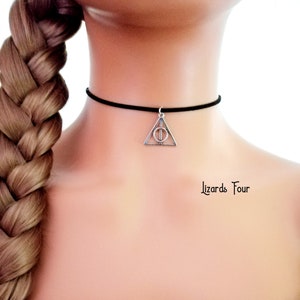 Ras de cou des reliques de la mort : collier triangle noir en imitation daim