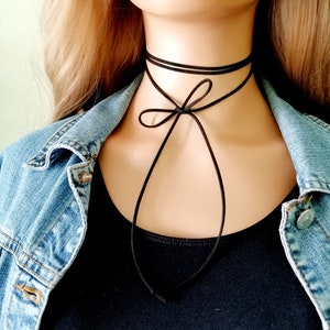 Collier ras de cou croisé noir en imitation daim : collier cravate bohème