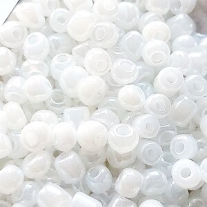 Contas de vidro perolado branco de 4 mm: Rocailles iridescentes para joias DIY
