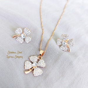 Conjunto de colar de trevo de quatro folhas: amuleto da sorte em aço inoxidável dourado
