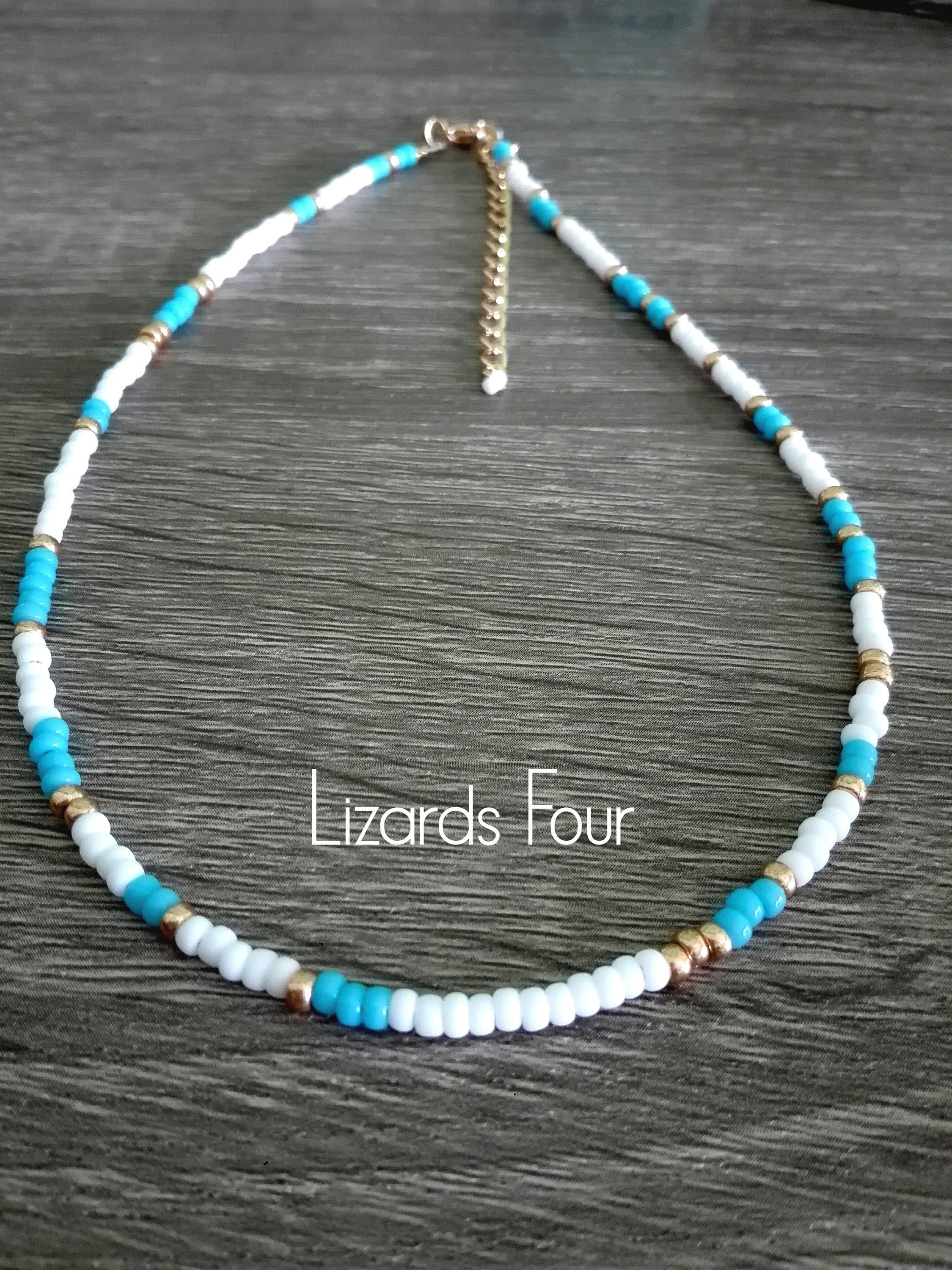Gargantilla de cuentas blancas, collar de cuentas de semillas, collar minimalista de capas, gargantilla azul turquesa, gargantilla de oro, gargantilla de cuentas, capas