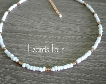 Gargantilla blanca, gargantilla de cuentas de semillas de oro y blanco, collar delicado, collar de gargantilla, gargantilla de capas, collar de cuentas de semillas, gargantilla de cuentas de semillas