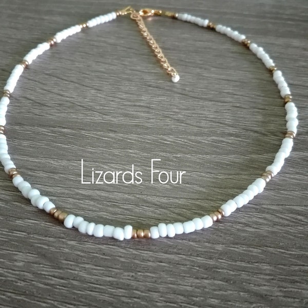 Tour de cou blanc, tour de cou de perles de graines d’or et blanches, collier délicat, collier ras de cou, tour de cou superposé, collier de perles de graines, tour de cou de perles de graines