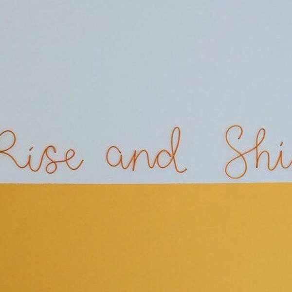 Signe de fil 'Rise & Shine', mots de fil faits à la main, noms, phrases, citations, paroles, art mural en métal, lettrage cursif, chambre à coucher, positivité