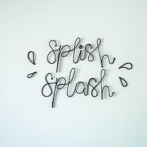 Letrero de alambre con la palabra “Splish Splash”, palabras, nombres, frases, citas, letras hechas a mano en alambre, arte de pared de metal, letras cursivas, baño, ducha