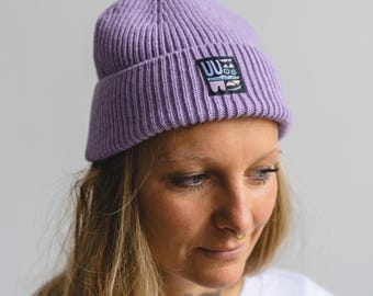 Sisters not twins knitted hat made of wool, feminism, graphic