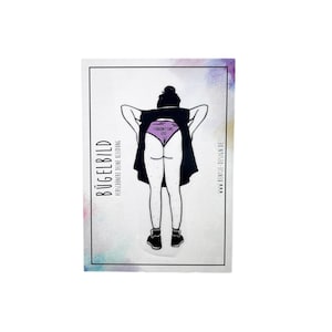 Könnte beinhalten: Eine Schwarzweißillustration einer Person, die einen schwarzen Rock und Unterwäsche trägt, auf der der Text "I couldn't care less" steht. Die Illustration befindet sich auf einem weißen Hintergrund mit einem Aquarelleffekt.