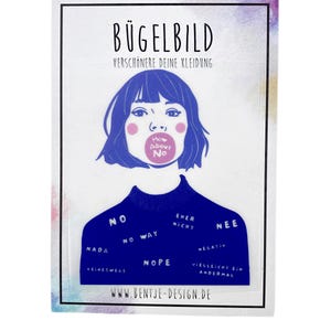 Könnte beinhalten: Ein Aufkleber mit einer blauen Illustration einer Frau mit einer Kaugummiblase mit der Aufschrift "How About No". Die Frau trägt einen blauen Pullover mit negativen Phrasen. Der Aufkleber befindet sich auf einem weißen Hintergrund mit Aquarelleffekt.