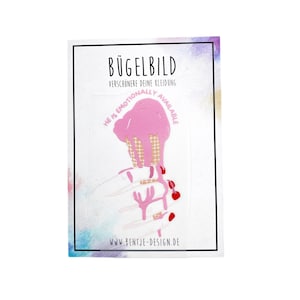 Könnte beinhalten: Ein weißer Aufkleber mit schwarzem Rand, der ein rosa Eis zeigt, das auf eine Hand mit langen Nägeln tropft. Der Text enthält "BÜGELBILD" und "HE IS EMOTIONALLY AVAILABLE". Die Website-Adresse "WWW.BENTJE-DESIGN.DE" ist ebenfalls sichtbar.
