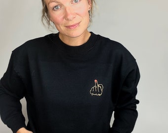 Fairtrade Pullover in schwarz mit goldenem Mittelfinger, roter Nagellack, Feminismus, Statement