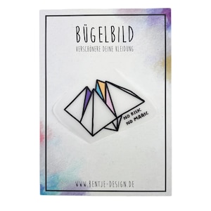 Könnte beinhalten: Ein weißer Bügelbild-Transfer mit einem farbenfrohen geometrischen Design und dem Text "No risk, no magic". Der Transfer befindet sich auf einer weißen Karte mit dem Text "Bügelbild" und "Verschönere deine Kleidung" in schwarzer Schrift. Die Karte enthält auch den Text "www.bentje-design.de" in schwarzer Schrift.
