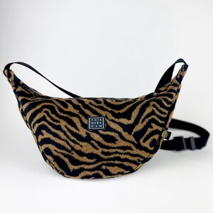 Tiger MOONBAG – Handgemachte Crossbody-Tasche, Wolle, feministische Botschaft, nachhaltig & fair