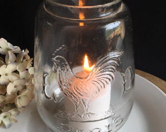 Antyczna, francuska, szklana część lampy naftowej, lampy sztormowej. Na szkle wytłoczony jest KOGUTEK, litery L i D oraz PARIS.