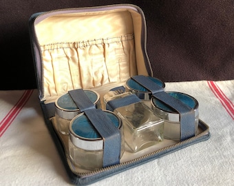 Nécessaire de toilette, muito chique, estojo de couro com frasco e potes para suas “poções”. Tampas dos potes em um tom marcante de azul.