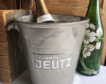 Balde de gelo e refrigerador de vinho francês vintage "DEUTZ" da década de 1930. O logotipo da marca está em uma pequena placa com letras esmaltadas.